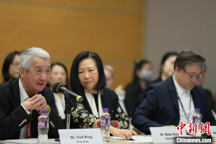 香港沙龍電影公司主席、亞洲內(nèi)容產(chǎn)業(yè)峰會主席汪長禹(左)致辭 曹多然 攝