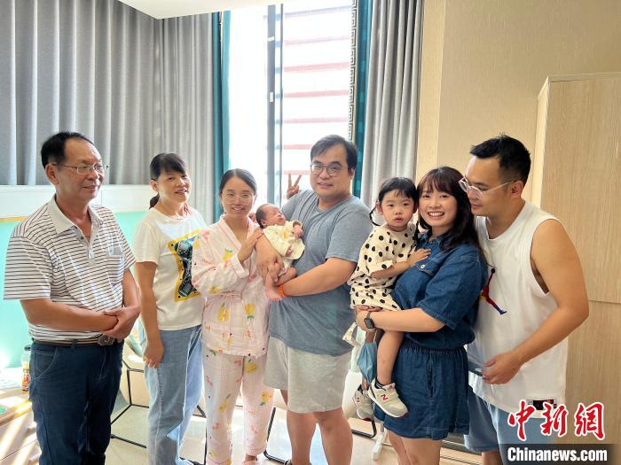 謝家父子與家人合影(左一謝慶茂、左四謝東穎) 受訪者 供圖