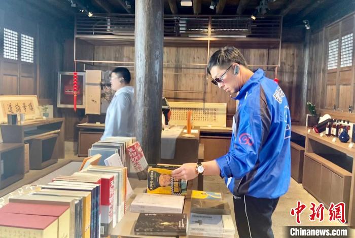 邵振宏了解紹興人文歷史 項(xiàng)菁 攝 邵振宏了解紹興人文歷史 項(xiàng)菁 攝