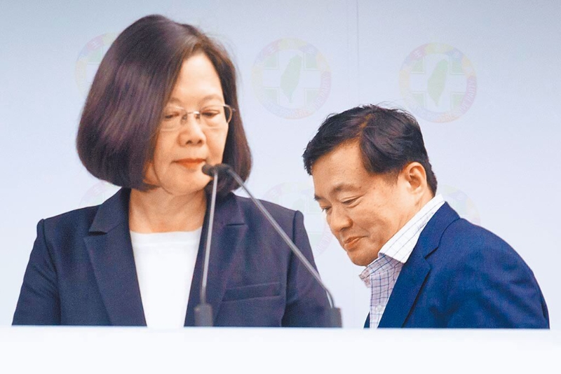 臺灣地區(qū)領(lǐng)導(dǎo)人蔡英文(左)與前民進(jìn)黨秘書長洪耀福(右)。（圖源：臺灣“中時新聞網(wǎng)”）