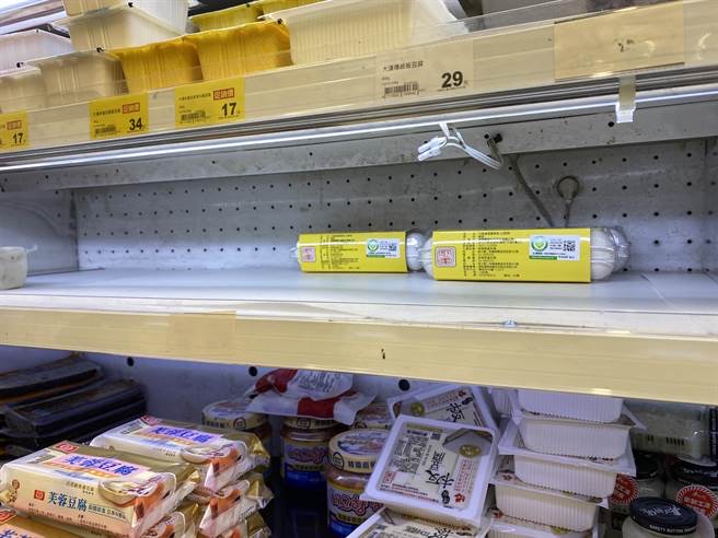 臺(tái)灣某連鎖超市一早架上雞蛋僅剩少少2盒。（圖源：臺(tái)灣“中時(shí)新聞網(wǎng)”）