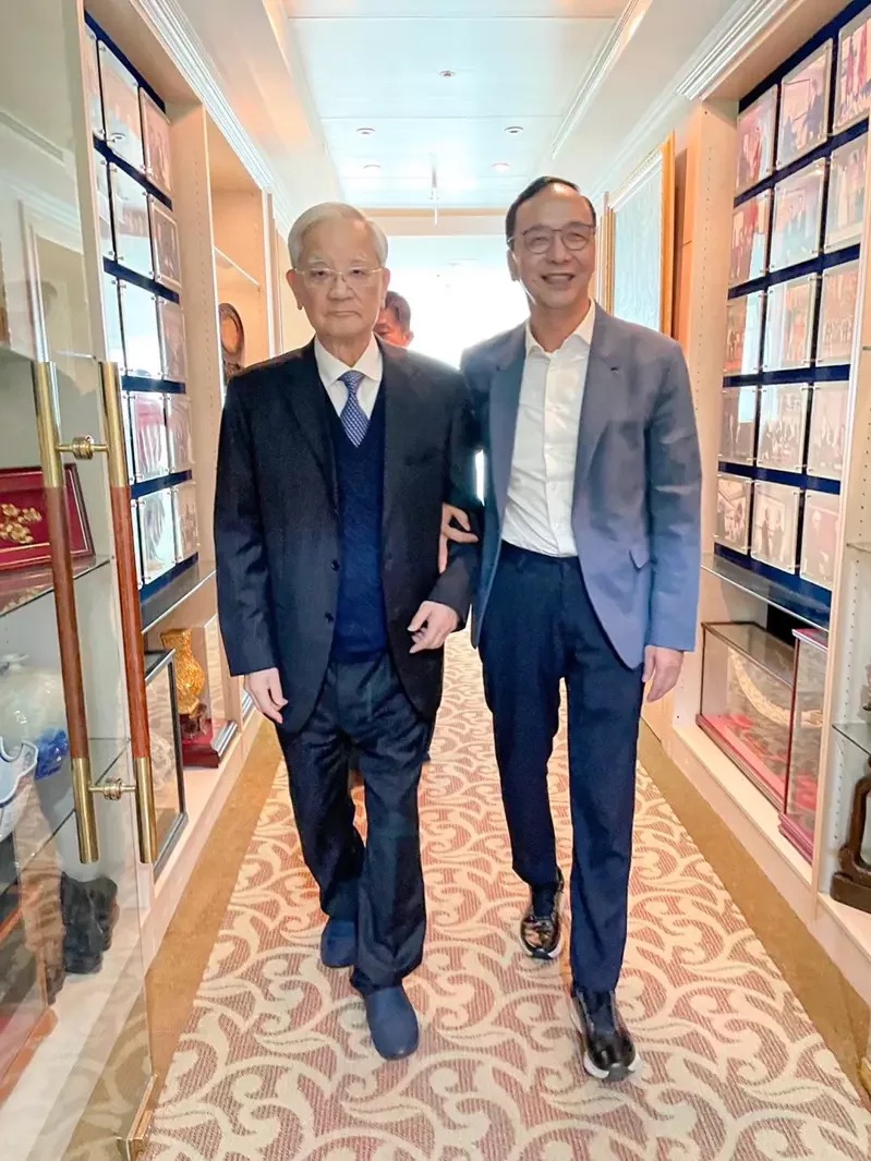 國民黨主席朱立倫（右）與國民黨前主席連戰(zhàn)（左）。（圖源：臺灣《聯(lián)合報》）