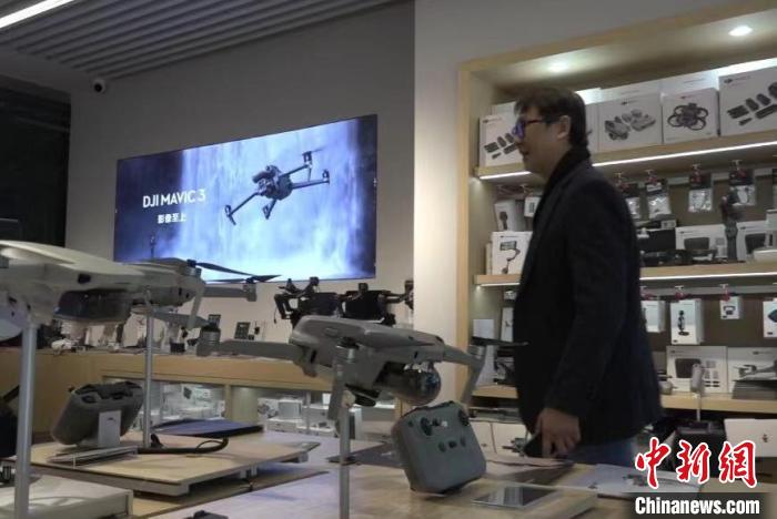 如今，百腦匯南京店正迎來新的風口，引進多個高新科技系列產(chǎn)品。　張傳明 攝