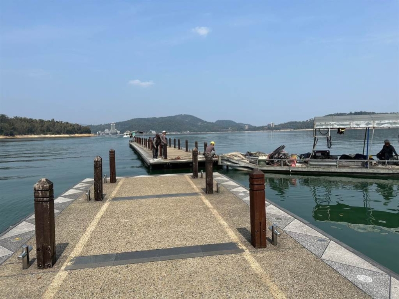 大旱未解，水位下 降，日月潭風(fēng)管處16日拖離伊達(dá)邵碼頭浮排。（圖源：臺灣“中時(shí)新聞網(wǎng)”）