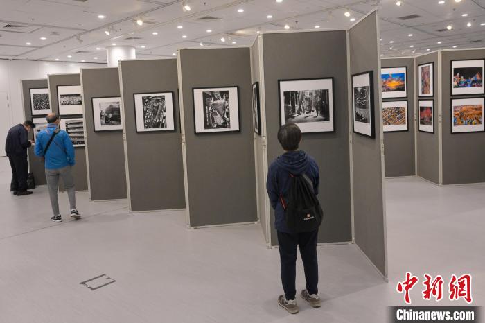 參觀者觀賞攝影聯(lián)展。　陳永諾 攝