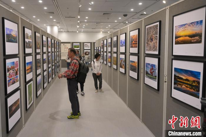 參觀者觀賞攝影聯(lián)展作品?！￡愑乐Z 攝