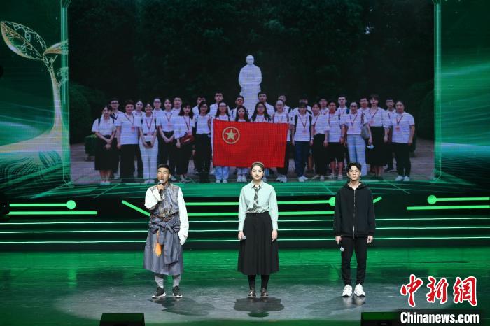 啟動儀式上，受助大學(xué)生講述成長故事?！∷位鶗﹫D