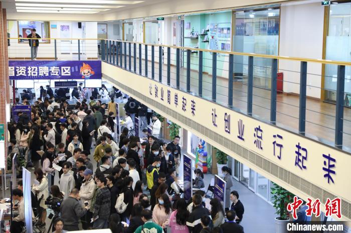 圖為成渝地區(qū)雙城經(jīng)濟圈軟件和信息服務(wù)業(yè)專場招聘現(xiàn)場。　重慶人社供圖