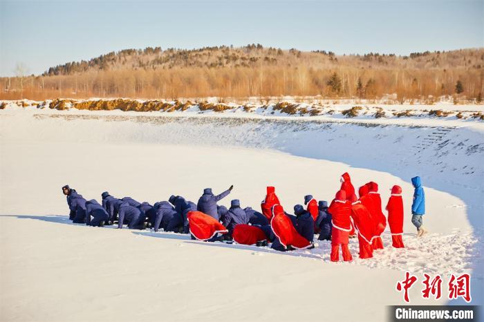 “傻嘟嘟”團(tuán)隊(duì)在雪地拍攝“火箭發(fā)射”視頻 黑龍江省塔河縣文旅局供圖
