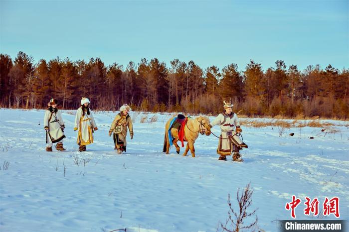 “傻嘟嘟”團(tuán)隊(duì)身穿鄂倫春民族服飾在雪地拍攝 黑龍江省塔河縣文旅局供圖