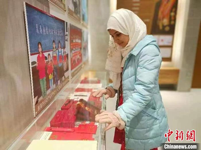 圖為留學(xué)生在輝縣市裴寨社區(qū)參觀?！⊥趿崃?攝