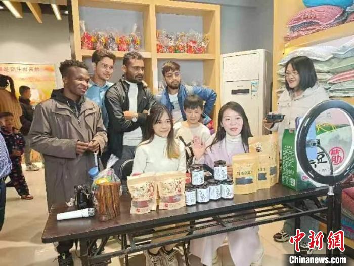 圖為留學(xué)生參觀裴寨社區(qū)的電商?！⊥趿崃?攝