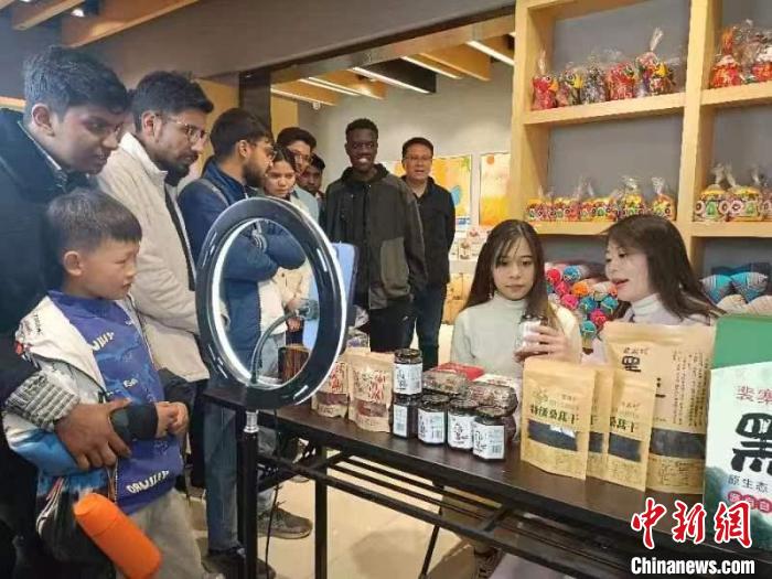 圖為留學(xué)生參觀裴寨社區(qū)的電商?！⊥趿崃?攝