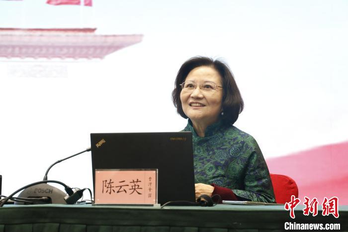 圖為全國(guó)人大代表、全國(guó)臺(tái)聯(lián)副會(huì)長(zhǎng)陳云英介紹臺(tái)灣團(tuán)代表在十四屆全國(guó)人大一次會(huì)議期間的履職情況?！≈熨R 攝