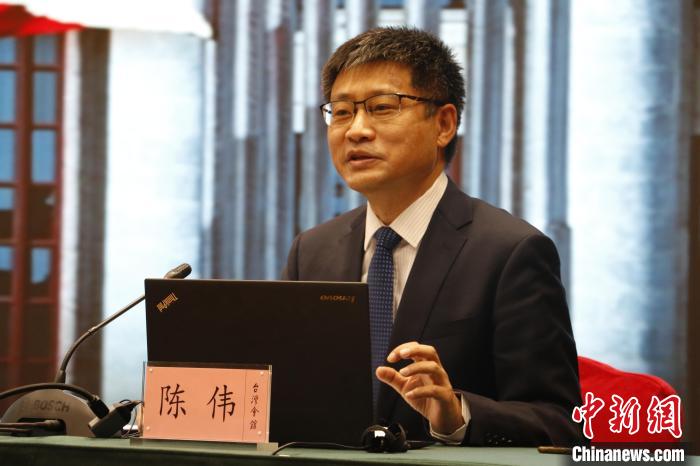 圖為全國(guó)政協(xié)委員、臺(tái)盟北京市委會(huì)專(zhuān)職副主委陳偉介紹全國(guó)政協(xié)十四屆一次會(huì)議臺(tái)盟、臺(tái)聯(lián)界委員的參會(huì)情況?！≈熨R 攝