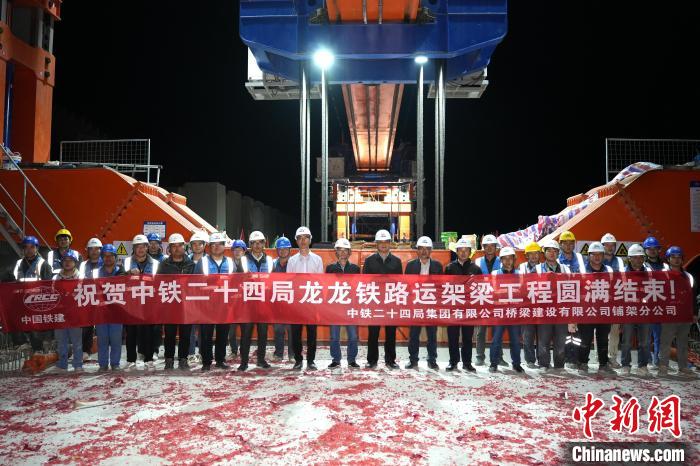 龍龍高鐵福建段箱梁架設(shè)完成?！顕?攝