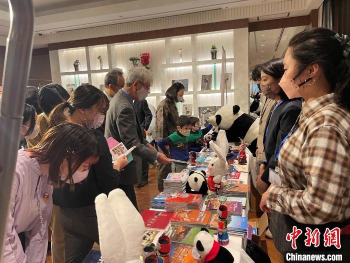 日本嘉賓領(lǐng)取宣傳資料 中國(guó)駐東京旅游辦事處供圖