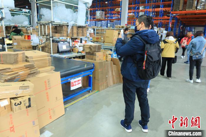 多位臺(tái)胞走進(jìn)金義保稅區(qū)?！《做?攝