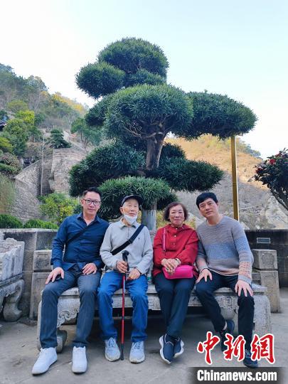 張香娟(右二)與親人留影?！貛X臺(tái)辦供圖