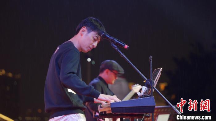 圖為“閩江之心”兩岸街頭文藝活動(dòng)，臺(tái)胞張家豪在表演?！☆亗バ?攝