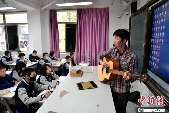 圖為3月16日，張家豪在福建福州延安中學教學。 <a target='_blank' href='/'>中新社</a>記者 呂明 攝