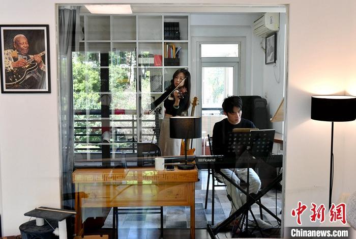 圖為3月10日，林佳臻(左)與張家豪在福建福州租的套房內排練。 <a target='_blank' href='/'>中新社</a>記者 呂明 攝
