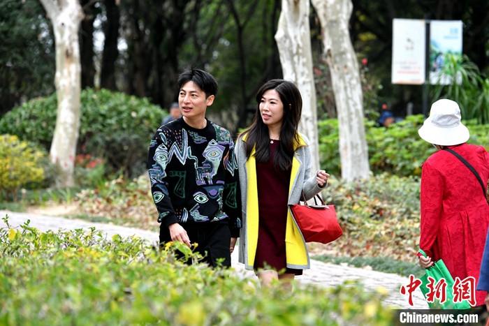 圖為3月15日，張家豪(左)與林佳臻在福建福州金山公園游玩。 <a target='_blank' href='/'>中新社</a>記者 呂明 攝