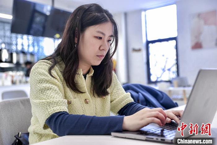 出身于臺灣食品制造世家的“80后”臺青湯雯喻，已扎根北京23年，如今正以創(chuàng)新發(fā)展的方式致力于打造烘焙甜品“百年老店”。圖為3月3日，湯雯喻在工作中。