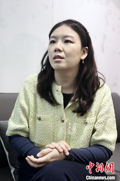 出身于臺灣食品制造世家的“80后”臺青湯雯喻，已扎根北京23年，如今正以創(chuàng)新發(fā)展的方式致力于打造烘焙甜品“百年老店”。圖為3月3日，湯雯喻在北京接受記者采訪。