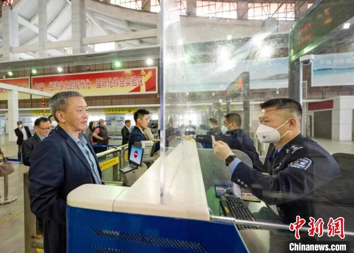 平潭邊檢站民警對(duì)臺(tái)商辦理出入境邊防檢查手續(xù)進(jìn)行演練?！∏f敏全 攝