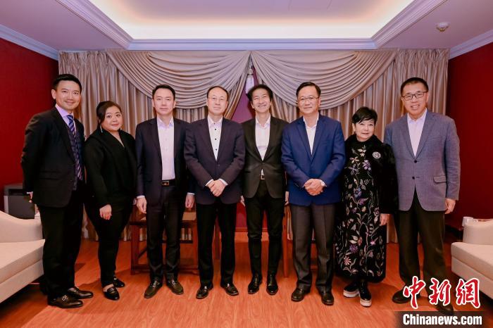 香港駐京辦主任鄭偉源(左五)與一眾嘉賓合影?！∠愀垴v京辦供圖