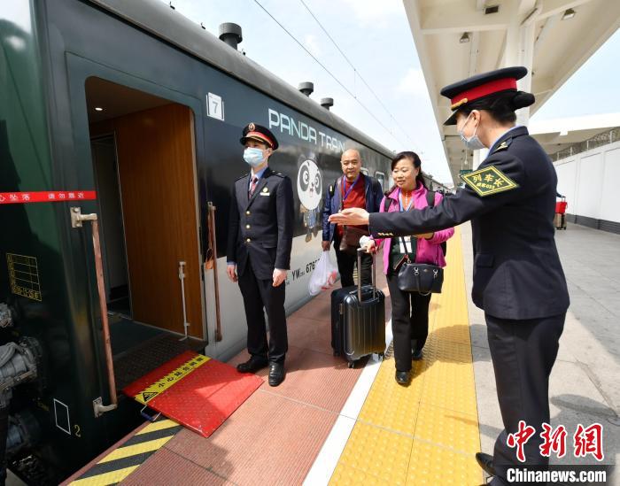 游客即將登上“熊貓專列”。　胡志強(qiáng) 攝