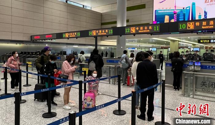 10余家航司36架次客運航班(含公務機)列入當日出入境航班計劃。　上海邊檢總站供圖