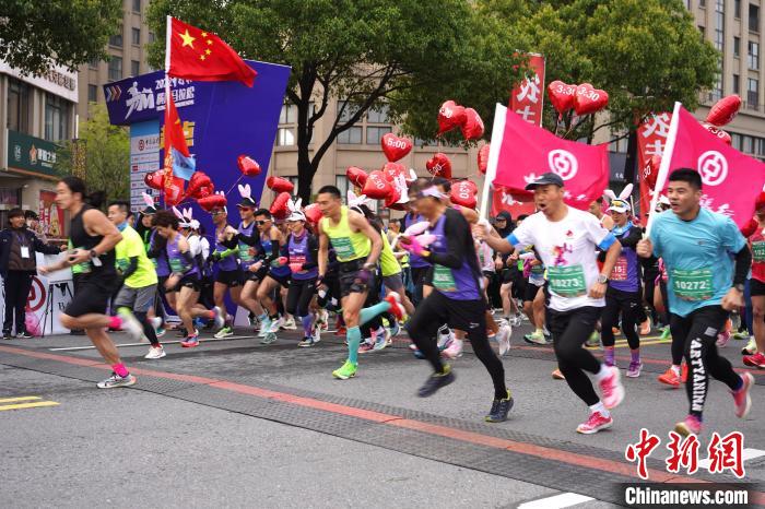 2022“中行杯”橫店馬拉松鳴槍開賽。　董易鑫 攝