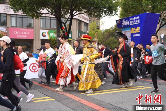 2022“中行杯”橫店馬拉松“影視人物跑”主題?！《做?攝