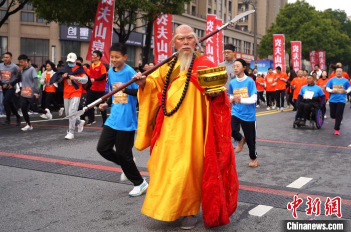 身著特色服飾的跑友參賽?！《做?攝