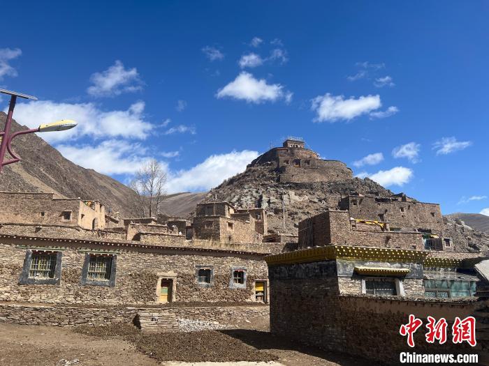 圖為稱多縣境內(nèi)的郭吾古堡?！±罱瓕?攝