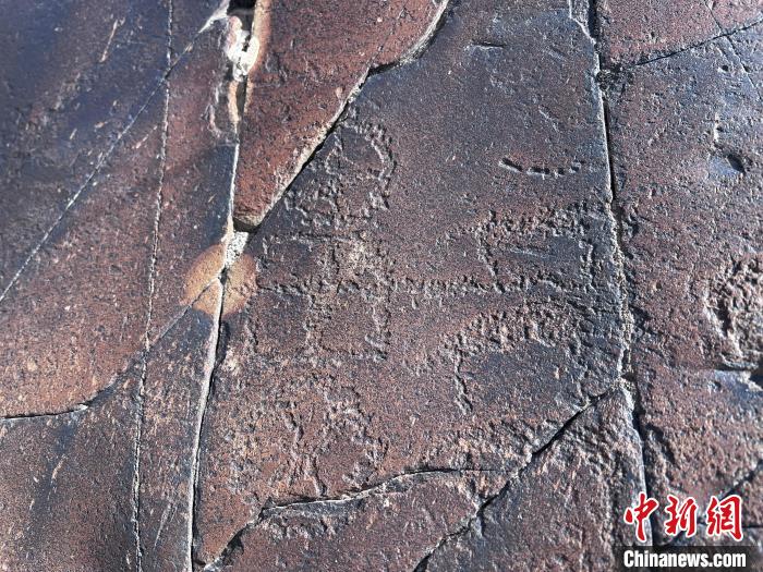 圖為稱多縣境內(nèi)的巖畫?！±罱瓕?攝