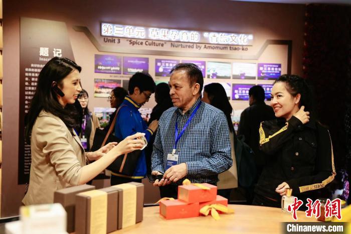圖為外賓在草果主題展廳體驗草果產(chǎn)品?！≈鬓k方供圖