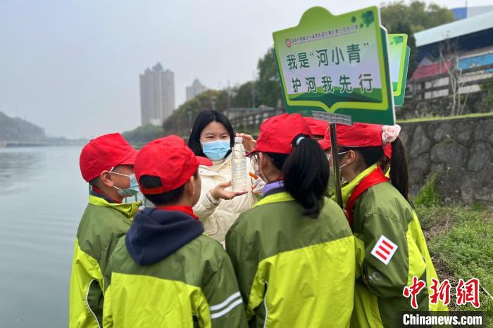 “小河長”在黃柏河生態(tài)治理現(xiàn)場上“綠色課”?！」鶗袁?攝