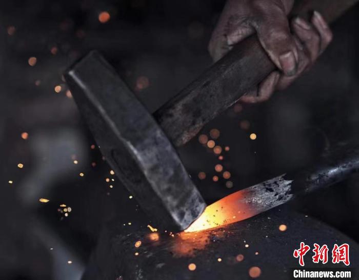 四濺的火花。　受訪者供圖