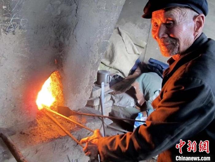 吳天惠正在煅燒鐵塊?！∈茉L者供圖