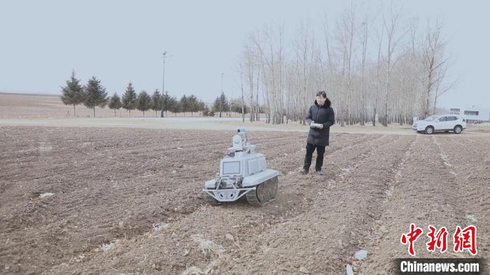 圖為無人化智能測土機(jī)器人對春耕前的土壤進(jìn)行檢測?！√锪嘱?攝