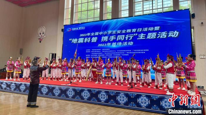 圖為活動(dòng)現(xiàn)場，小學(xué)生進(jìn)行蘆笙表演?！↑S令妍 攝