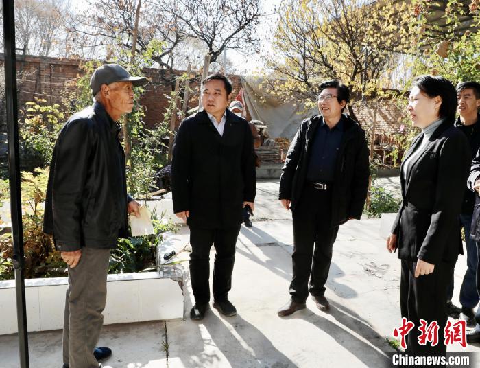 圖為鮑雪峰(左二)在村民家中調(diào)研。(資料圖) 李玉峰 供圖