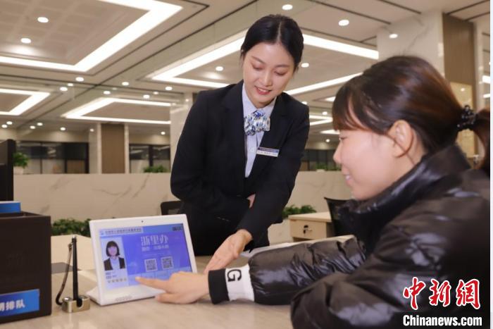 “最多跑一次”服務(wù)現(xiàn)場(chǎng)?！∨_(tái)州市委宣傳部供圖