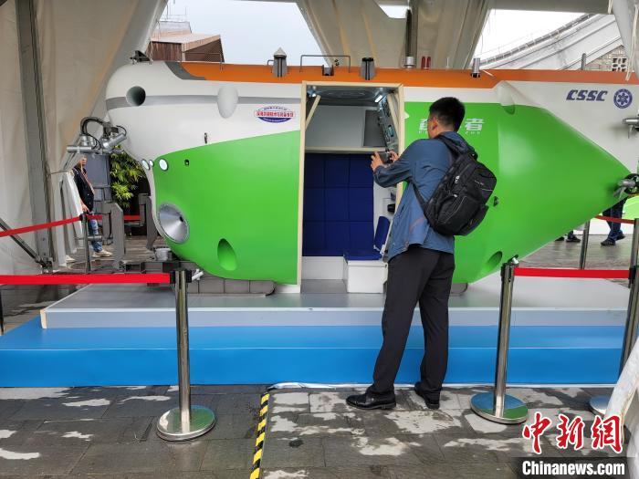 3月28日，“風(fēng)從海上來(lái)”——三亞創(chuàng)新發(fā)展主題展在博鰲開(kāi)展。圖為“奮斗者”號(hào)模型。　王曉斌 攝