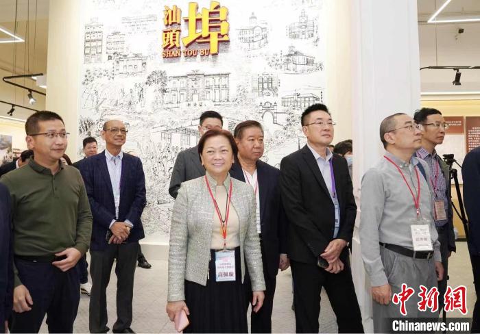 訪問團(tuán)正在汕頭參觀，全國政協(xié)委員、香港汕頭社團(tuán)總會(huì)主席高佩璇(中)亦與訪問團(tuán)同行?！』顒?dòng)主辦方供圖