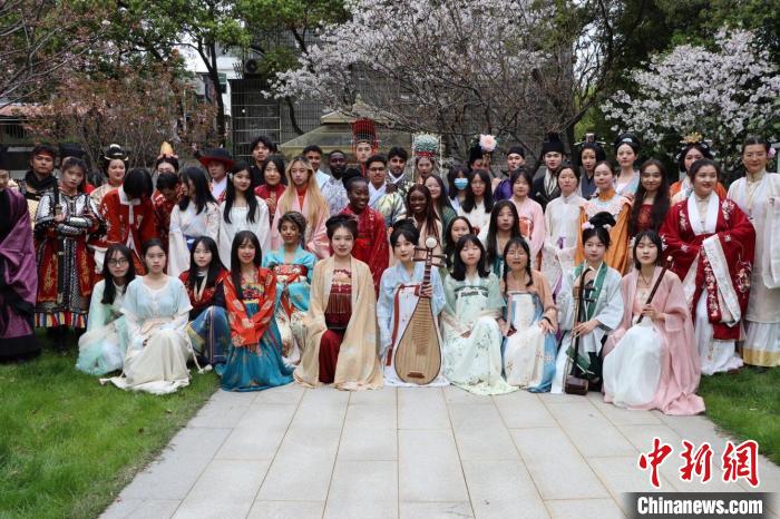 圖為“國(guó)風(fēng)古韻·同袍雅聚”——中外青年漢服賞櫻活動(dòng)現(xiàn)場(chǎng)?！∧喜咚芍腥沼押脮?huì)館 供圖