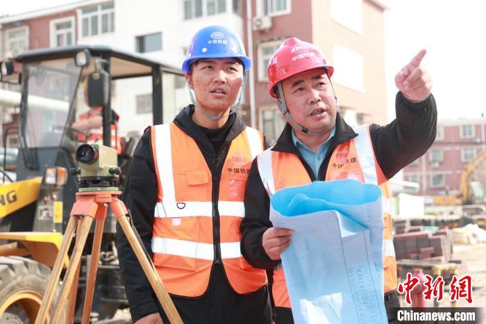 工作人員為居民講解社區(qū)改造事宜?！⌒燧x 攝